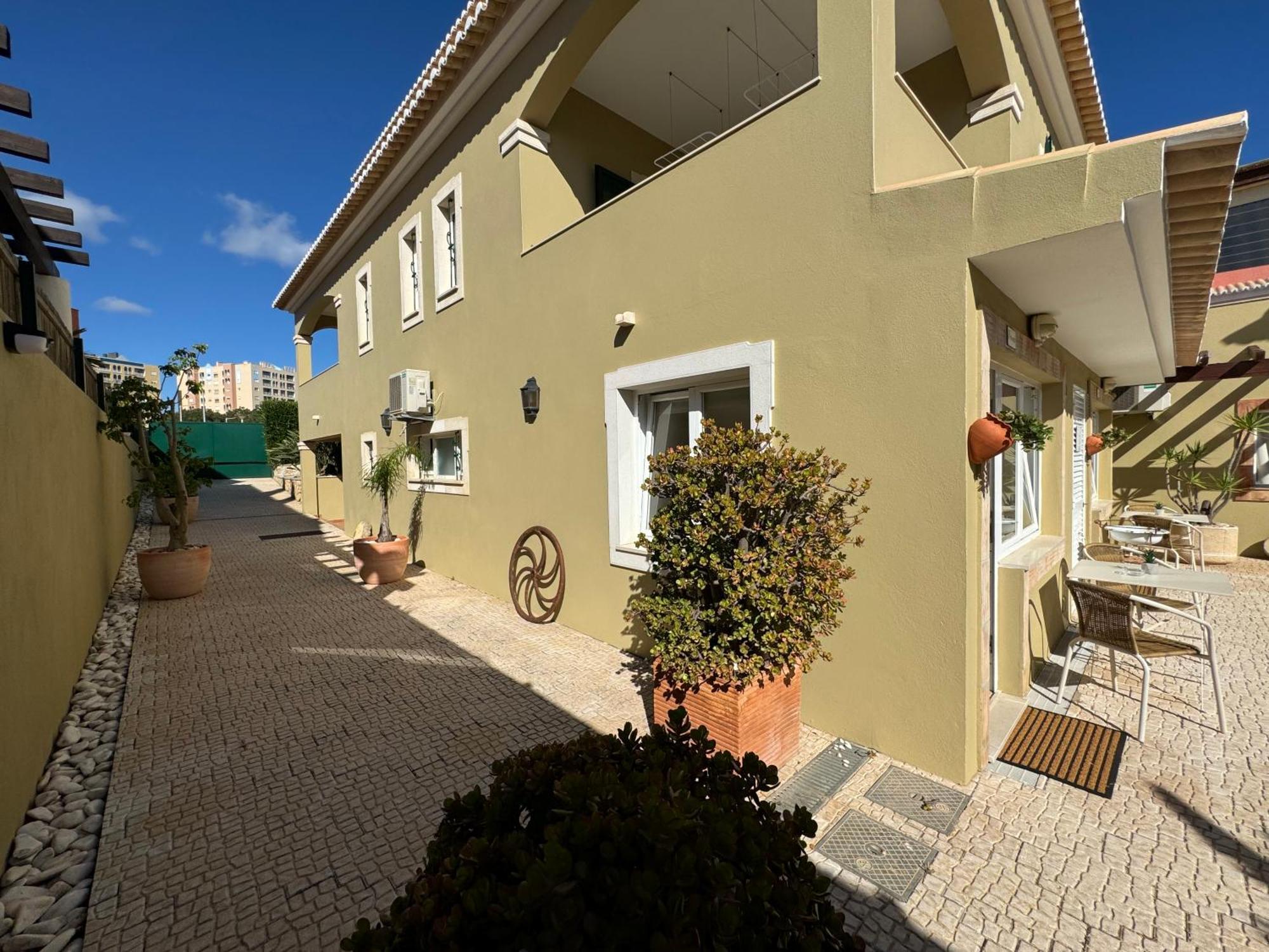 Happy Silva Guesthouse Lagos Esterno foto