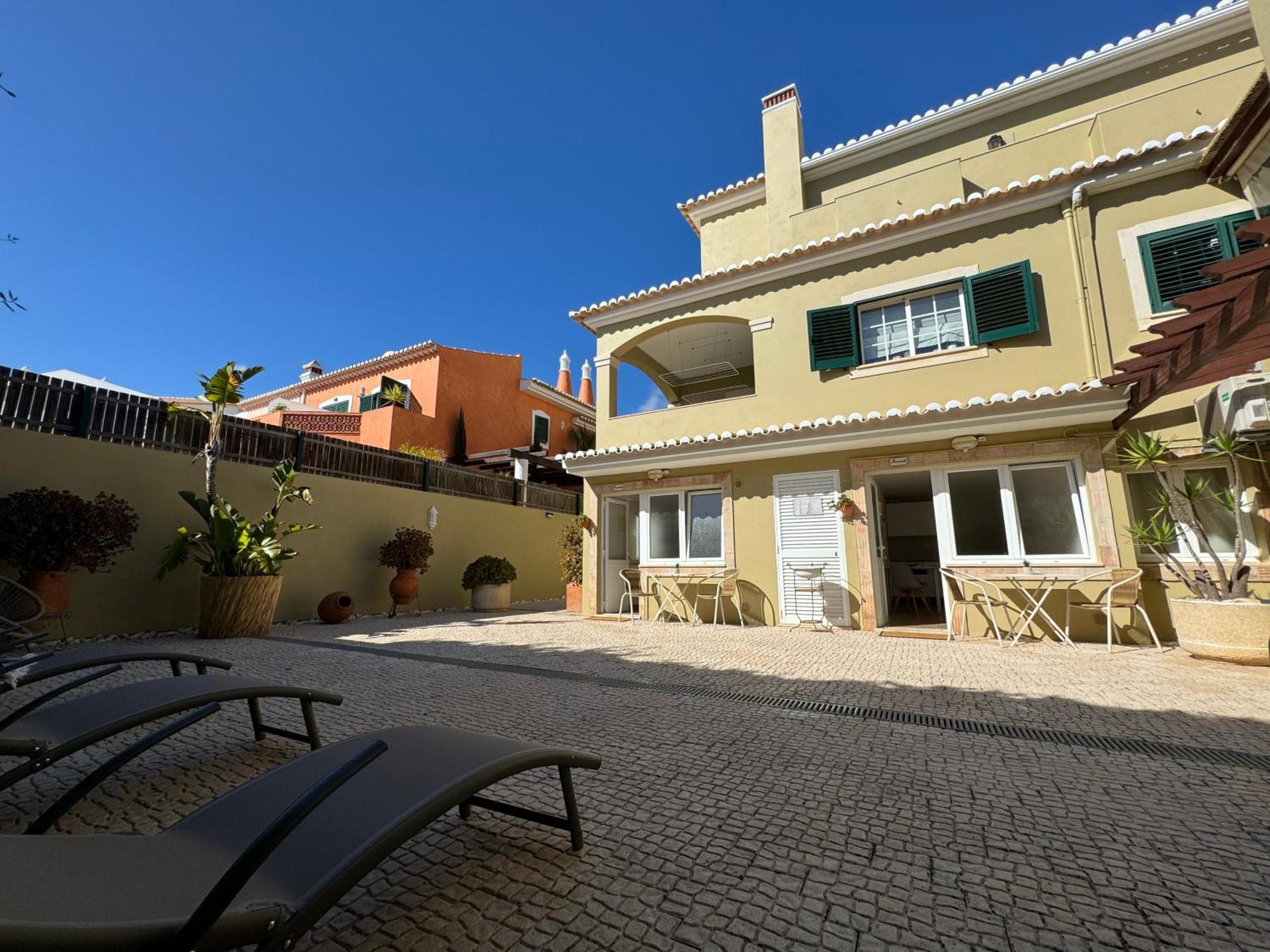 Happy Silva Guesthouse Lagos Esterno foto