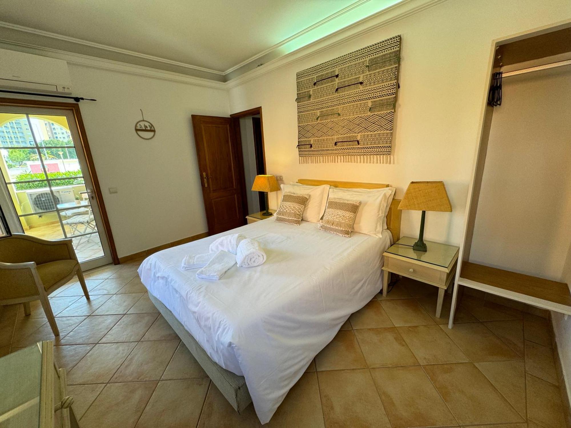 Happy Silva Guesthouse Lagos Esterno foto